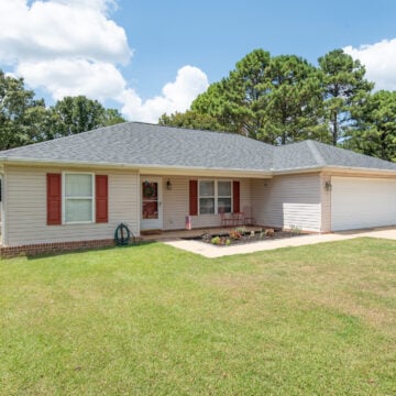 One-level brick ranch home with a small yard, a popular choice for downsizing in Tuscaloosa.
